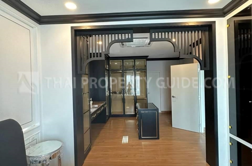 House with Shared Pool in Bangnatrad 